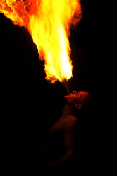Een Man Spugen Vuur — Stockfoto