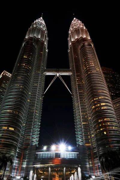 夜のマレーシアのペトロナスタワー — ストック写真