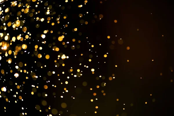 模糊的美丽的圣诞灯的视图 Bokeh效果 美丽的金色Bokeh效果 闪光的灯光 发亮的背景光 闪光的 分散焦点的抽象的闪光的灯光和星星圣诞背景 — 图库照片