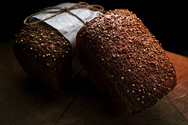 Δύο Μαύρα Καρβέλια Ψωμί Μια Ξύλινη Σανίδα — Φωτογραφία Αρχείου