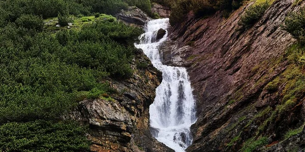 Acqua Che Scorre Attraverso Montagne Bellissimo Sfondo Naturale — Foto Stock