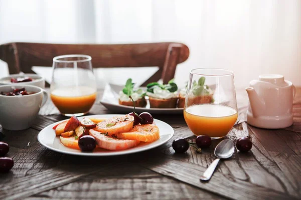 Élelmiszer Gyümölcslé Gyümölcs Cseresznye Alma Asztal Reggeli Ebéd Vacsora Üveg — Stock Fotó