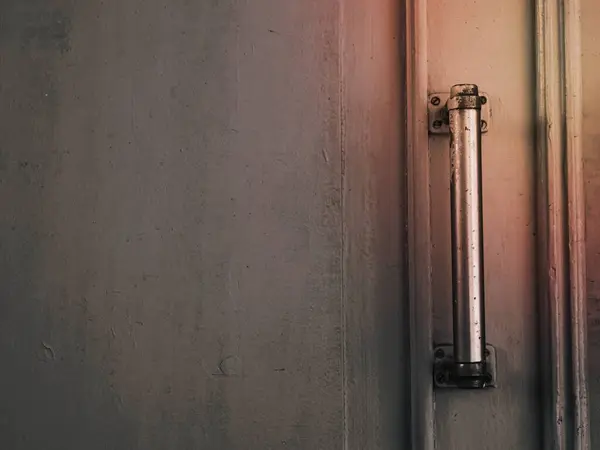 Graue Tür Und Metallgriff — Stockfoto