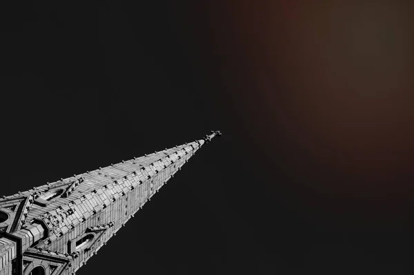 コンクリートタワーのグレースケール写真 — ストック写真