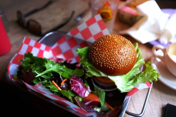 Jídlo Restaurace Combo Jídlo Burger Zelenina Dresing Houska Stůl Káva — Stock fotografie