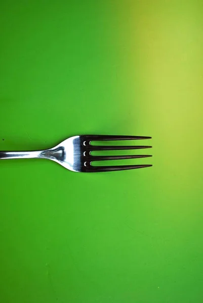 Yeşil Kağıt Üzerinde Paslanmaz Çelik Çatal — Stok fotoğraf