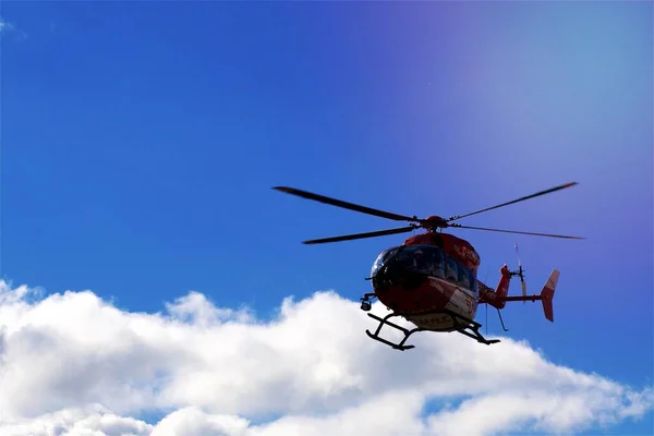 Roter Und Weißer Hubschrauber — Stockfoto