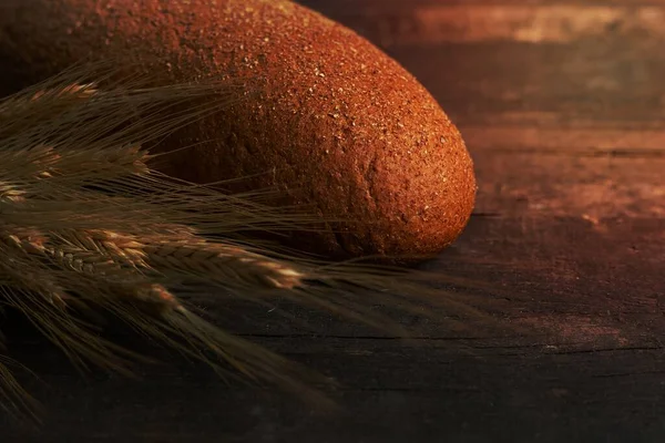 Vers Gebakken Traditioneel Zwart Brood Een Houten Tafel Bruin Grof — Stockfoto