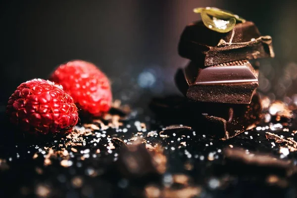 Escuro Chocolate Framboesa Polvilhe Saboroso Sobremesa Comida Frutas Doce Papel — Fotografia de Stock