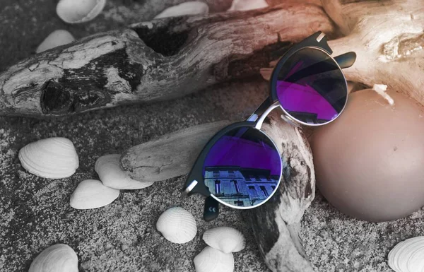 Neo Chrom Sonnenbrille Mit Silbernem Und Schwarzem Rahmen Auf Braunem — Stockfoto