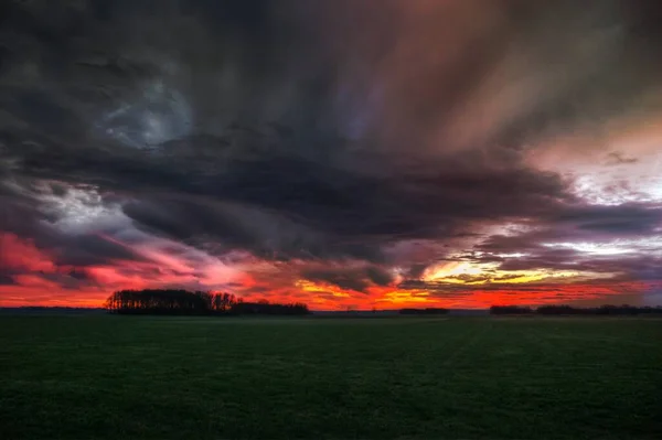 Nuvens Tempestade Sobre Campo Durante Pôr Sol — Fotografia de Stock