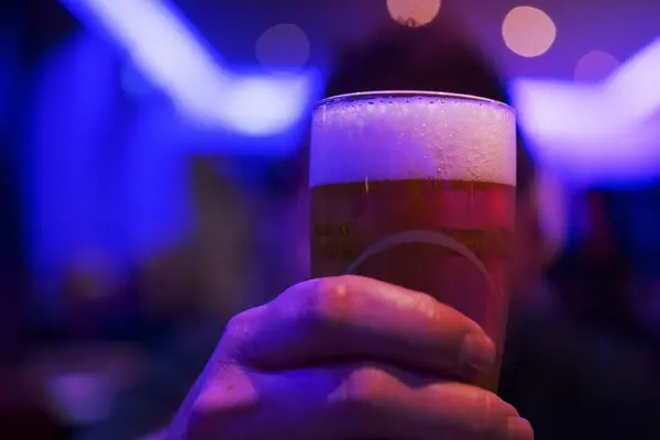 Person Hält Mit Bier Gefülltes Schnapsglas — Stockfoto