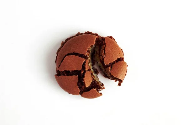 Biscoito Chocolate Rachado Macaroon Isolado Fundo Branco Visão Superior — Fotografia de Stock