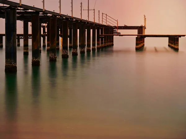 Sahildeki Eski Iskele Uzun Deniz Dalgaları — Stok fotoğraf