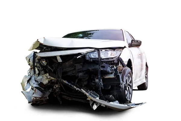 白い車の前に道路上の事故で損傷を受ける 衝突後に破損した車 クリッピングパスを持つ白い背景に隔離されます — ストック写真