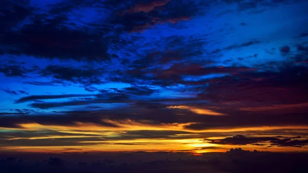 Nuvens Cinzentas Céu Azul Durante Hora Dourada — Fotografia de Stock