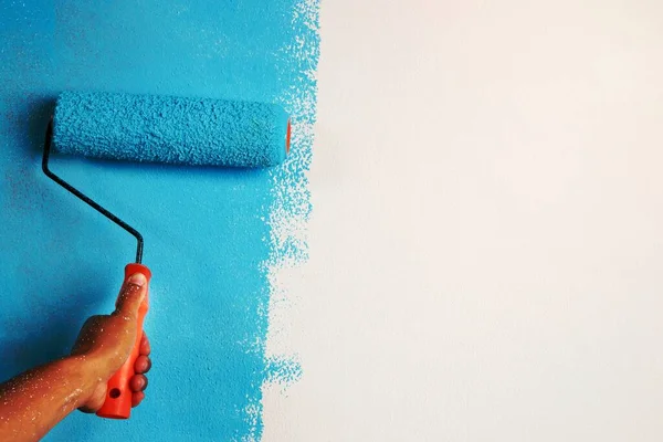 Roller Brush Painting Worker Pittura Sulla Parete Superficie Pittura Appartamento — Foto Stock