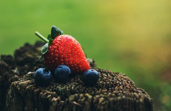 Fragola Mirtillo Frutta Cibo Sfocatura Legno — Foto Stock