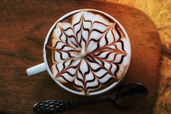 Brauner Und Weißer Kaffee Mit Floraler Kunst Weißem Keramikbecher — Stockfoto