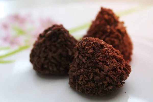 Nahaufnahme Von Schokoladentrüffeln Auf Einem Teller — Stockfoto