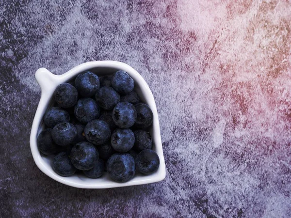 Top View Fresh Blueberries Leaves Shaped White Plate Dark Grey — Stock Photo, Image