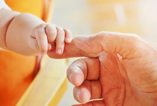 Persoon Aanraken Hand Van Baby — Stockfoto