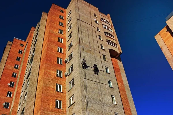 Persona Colgando Edificio Gran Altura —  Fotos de Stock