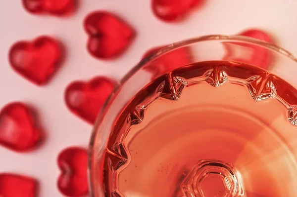 Κρύσταλλο Ποτήρι Ροζέ Αφρώδες Κρασί Σαμπάνια Και Κόκκινες Γυάλινες Καρδιές — Φωτογραφία Αρχείου