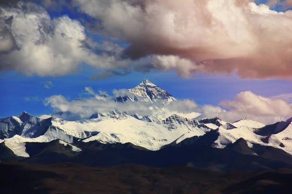 Montanha Cheia Neve Sob Céu Nublado Durante Dia — Fotografia de Stock