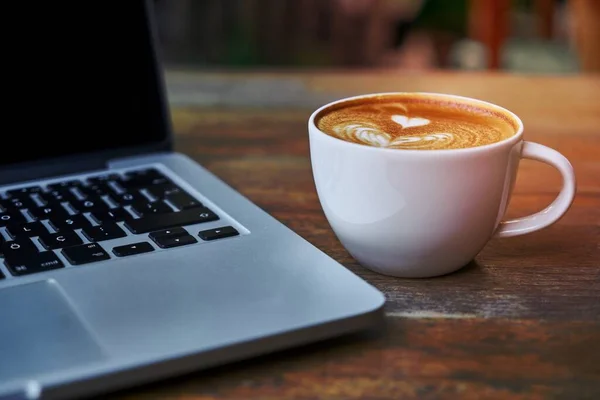 Teacup Latte Bredvid Macbook Pro — Stockfoto