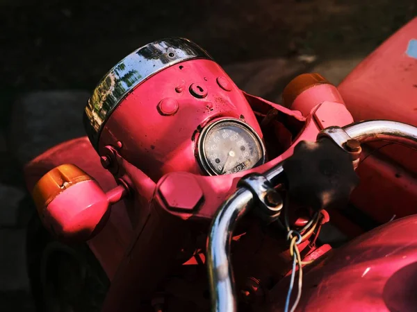 Een Oude Leuke Roze Motorfiets — Stockfoto