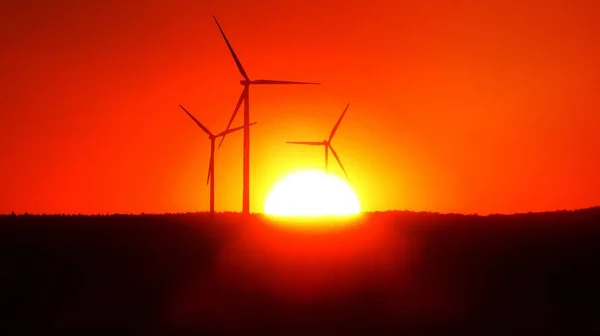 日落时风力涡轮机的轮廓 — 图库照片