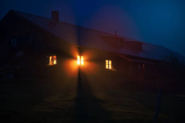 Будинок Помаранчевим Світлом Під Час Нічного Часу — стокове фото