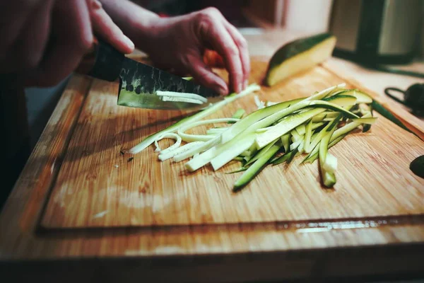 Hakken Boord Keuken Keukengerei Mes Voedsel Groenten Komkommer Hand — Stockfoto
