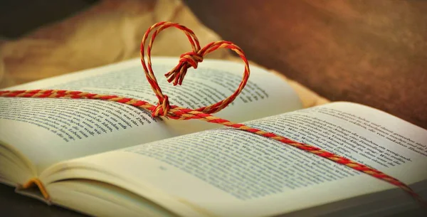 Tied Red Beige Heart Knot Opened Book Selective Focus Photo — Stock Photo, Image