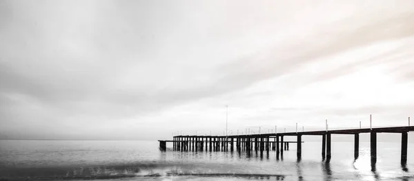 Чёрный Деревянный Мост Белым Небом — стоковое фото