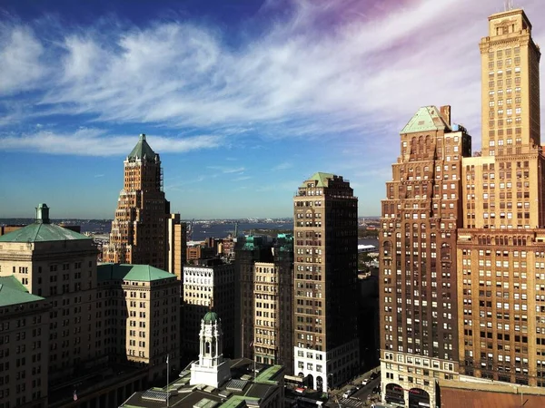 ブラウン グレー高層ビルの眺め — ストック写真