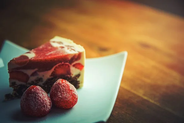 Φράουλα Cheesecake Κέικ Φέτα Φρούτα Φαγητό Επιδόρπιο Πιάτο Εστιατόριο — Φωτογραφία Αρχείου