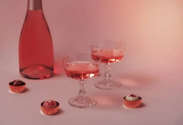 Twee Kristallen Glazen Rosé Mousserende Wijn Champagne Chocolaatjes Pastelroze Achtergrond — Stockfoto