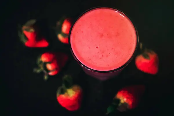 Sticlă Căpșuni Smoothie Sănătos Băutură Alimente Fructe Întuneric Fundal — Fotografie, imagine de stoc