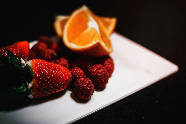 Narancs Eper Málna Lemez Gyümölcs Élelmiszer Sötét Háttér Friss Szeletelt — Stock Fotó