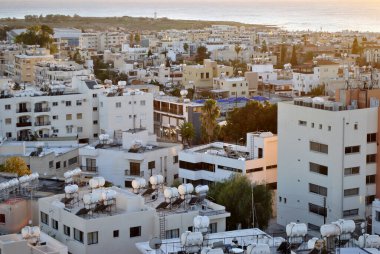 Çatıların üzerinden günbatımı