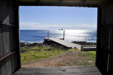 Sahildeki ahşap iskele.