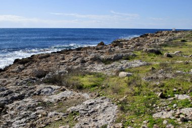 Rock plaj ve mavi deniz