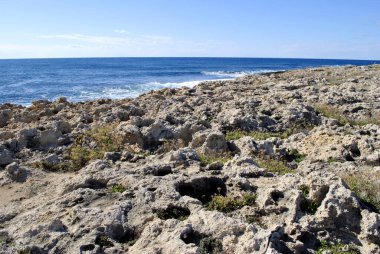 Rocky Beach ve mavi deniz