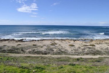 Deniz kıyısındaki kumsal