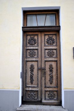 Pencereli eski ahşap kapı