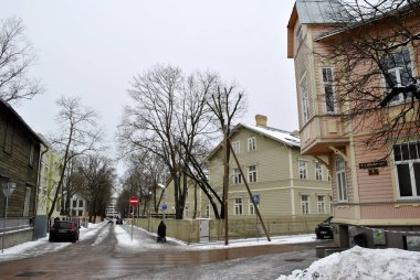 şehir içinde beyaz bir kilise