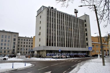 şehir içinde beyaz bir kilise