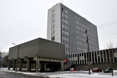 şehir içinde beyaz bir kilise